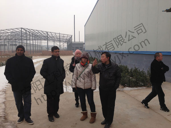 Indian customers visit the equipment on the site